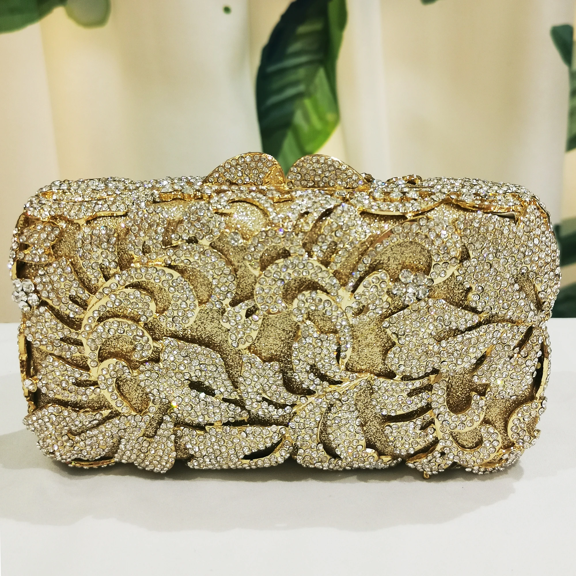 

WHTUOHENG White Diamond Gold Metal Flower Crystal Clutch Bag New Arrival Female Wedding Bridal Shoulder Purse Dinner Handbags