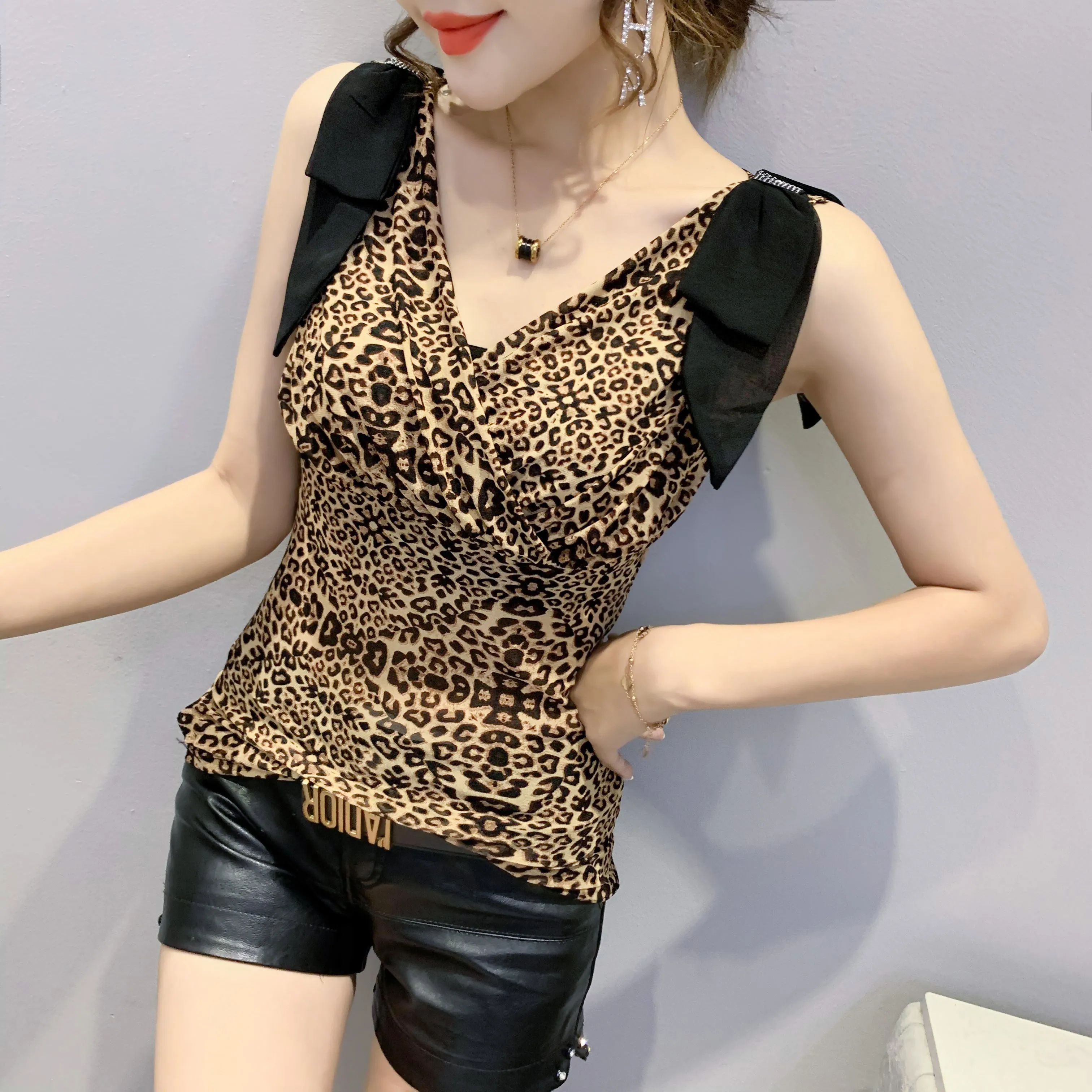 Summer European Style Vest Chic Sexy V-Neck Drape Shiny Bowknot Diamonds Women Tops Sleeveless Casual All Match New 2022 T15518A