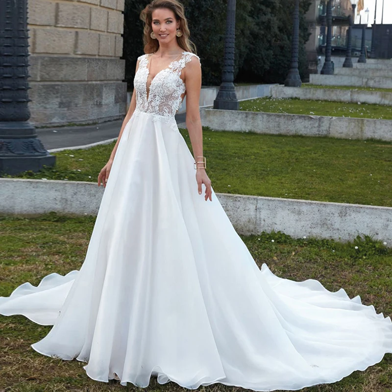 

Summer Beach Wedding Dresses White V Neck Sleeveless Appliques Backless Bridal Gowns Vestidos De Fiesta