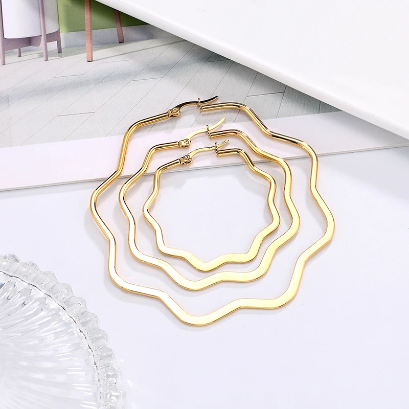 European and American earrings Stainless steel golden plum blossom geometric big ear hoop coil earrings woman‘s simple earrings