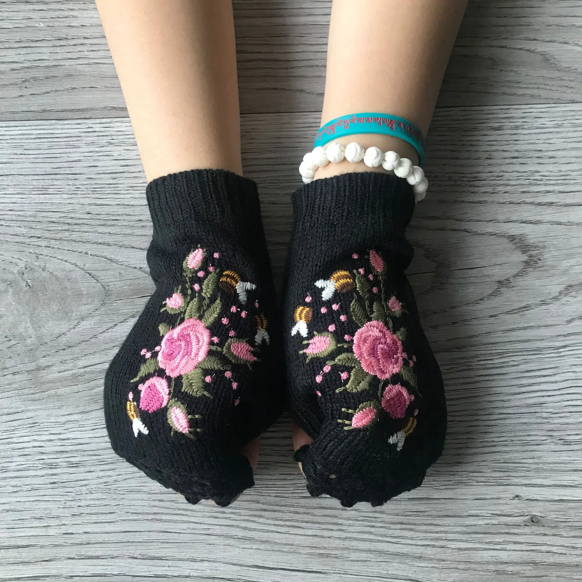 Ins High Quality Mittens Handmade Embroidery Gloves Autumn Winter Bee Floret Women\'s Warm Gloves Wool Knitted Adult Gloves