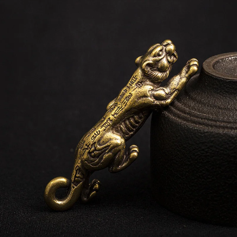 Antique Copper Sculpture Chinese Tiger Token Statue Desktop Ornament Home Decor Natural Aging Brass Animal Figurines Decorations