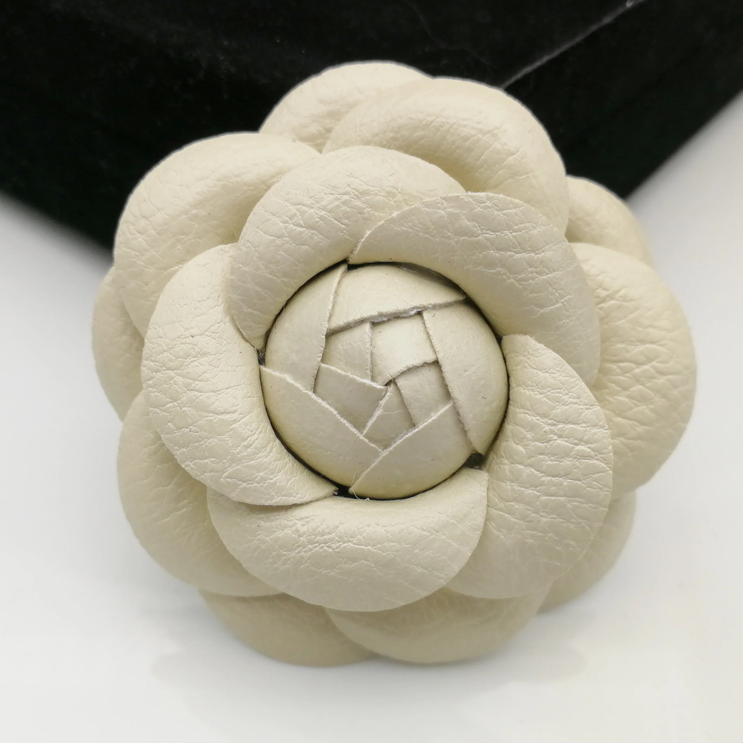 2020 Hot Lederen Camellia Broches Voor Vrouwen Elegante Grote Bloem Pins Sjaal Gesp Mode-sieraden Jas Accessoires Broche