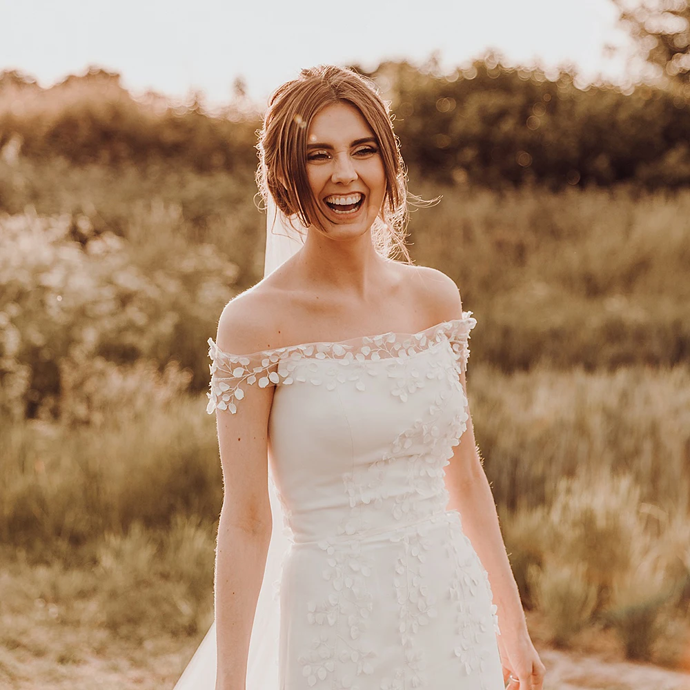 ปิดไหล่ลูกไม้ Mermaid ชุดเจ้าสาวที่กําหนดเอง PLUS ขนาด 3D Leaf โรแมนติกซาติน Barn Rustic การถ่ายภาพชุดแต่งงาน