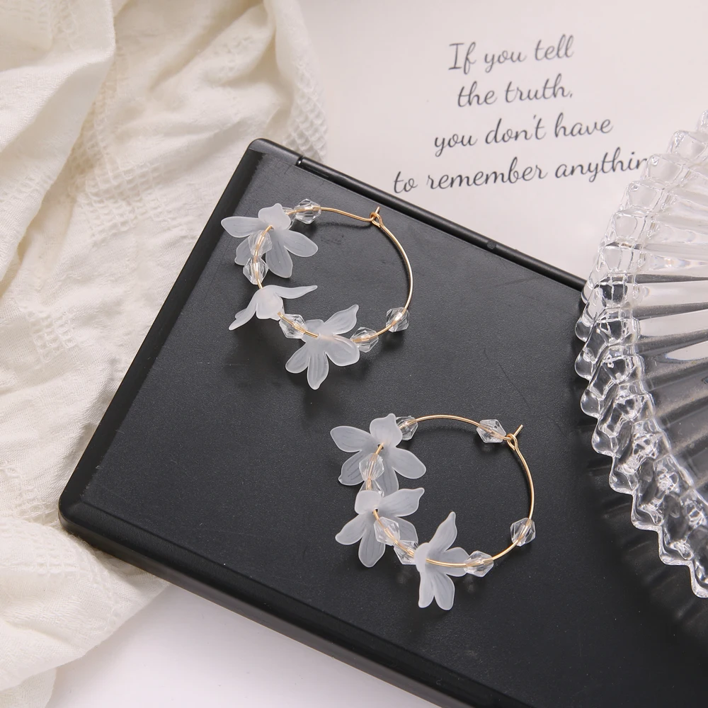 2021 Fashion Trend White Acrylic Flower Drop Earrings Female Acrylic Alloy Tassel Chain Pendant Earrings Korean Wedding Earrings image 4