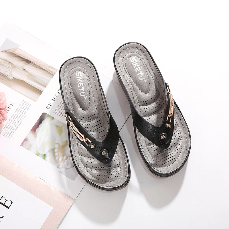 Summer new lightweight women's sandals slope with metal decoration casual women's slippers non-slip ladies beach flip-flops