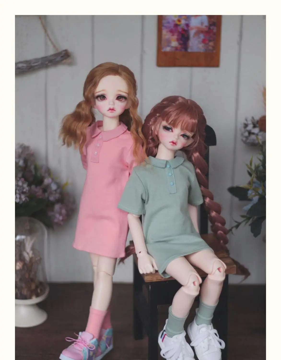 The BJD doll dress fits well with a quarter style dress shirt in a long loose-fitting version with solid socks in twin colours