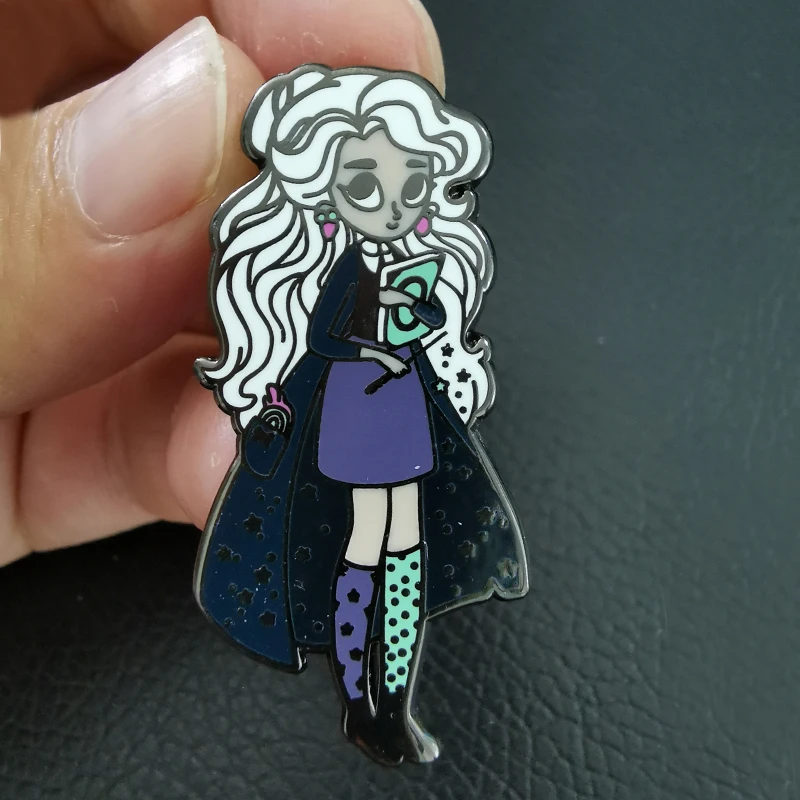 Luna Lovegood-Pin de esmalte duro, broche de pelo largo de mago, insignia de libro de bruja mágica, accesorio Geek