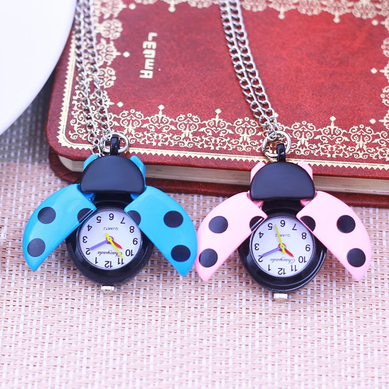 Nuevos niños niñas dibujos animados mariquita collar relojes de bolsillo niños pequeños estudiantes encantador lindo flip reloj eléctrico 9 colores