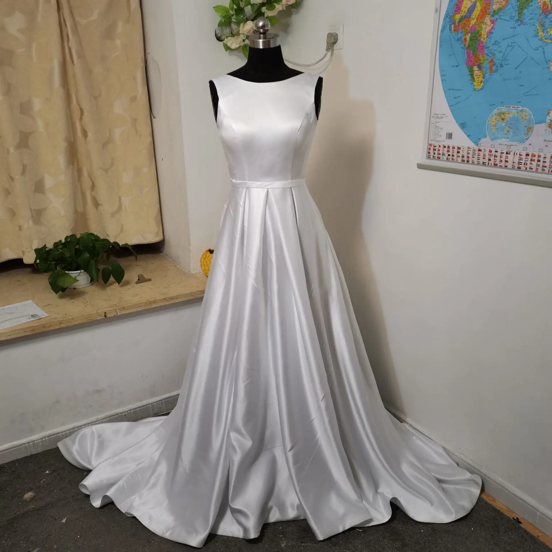 Elegante vestido de novia de corte en A, sin mangas, blanco marfil, satén, Espalda descubierta, hecho a medida vestido de novia, tren de barrido