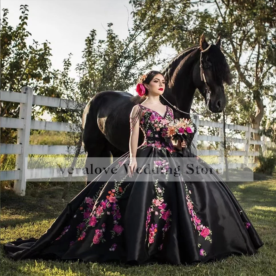 Mexican Charro Quinceanera Dresses vestido de 15 años V Neck Black Embroidery Sweet 16 Dress Puffy Skirt Girl Prom Wear