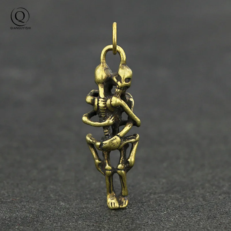Halloween gift Handmade Pure Brass Skeleton Skull Lover Punk KeyChain Vintage Brass Mini Hug Statue Keychain Pendant Funny Gifts
