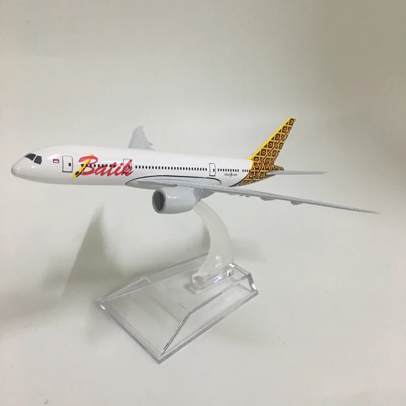 JASON TUTU 16cm Indonesia Batik Boeing 787 Aircraft Model Diecast Metal 1:400 Plane Model Airplane Model Airplanes Plane Toy Gif