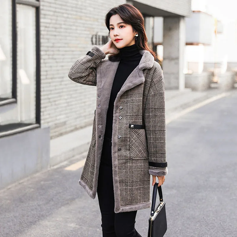 2022 New Fashion Winter Faux fur Jacket Women Plaid Warm Lamb Wool Coat Female One Piece Of Fur Mid-length Wool Lady Coat