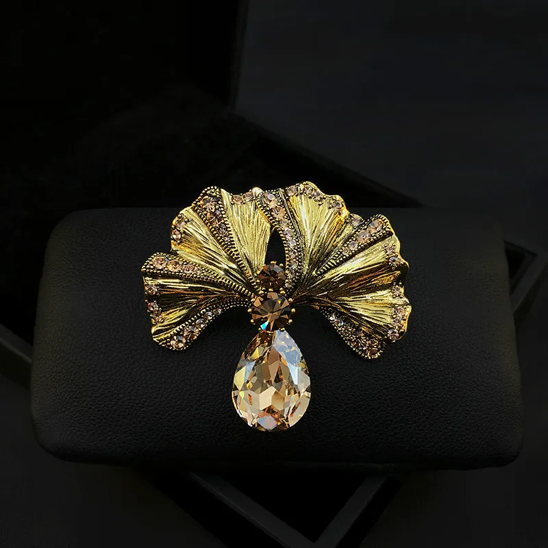 

Vintage Ginkgo Leaf Brooch Women's Yellow Lapel Pin Luxury Rhinestone Jewelry Banquet Wedding Gifts Clothing Accessories 1202