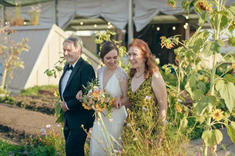 Prosta urocza suknia ślubna z dekoltem w szpic z dekoltem w szpic koronkowe suknie ślubne bez pleców vestido de festa de casamento