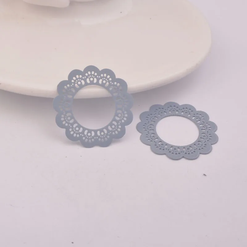 50 Stück AB1434 30mm Runde Blumenanhänger aus Messing, Filigran-Blumenanhänger, DIY-Schmuckzubehör für die Herstellung von Ohrringen – Detail 9
