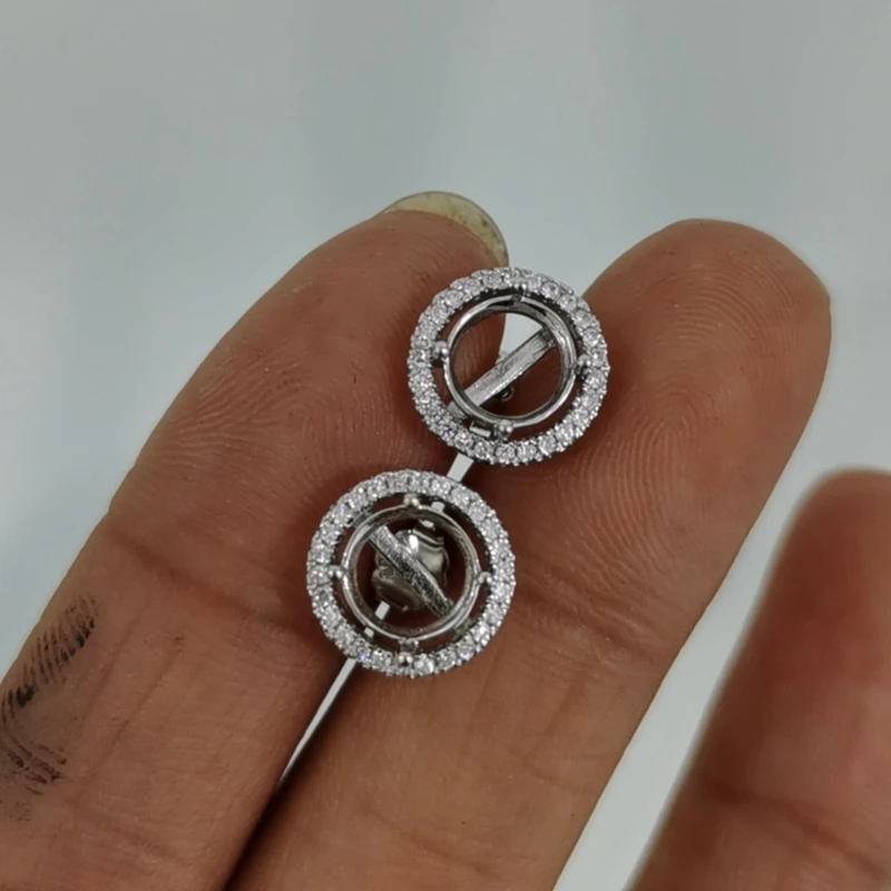 

Only metal earrings not inacluding moissanite