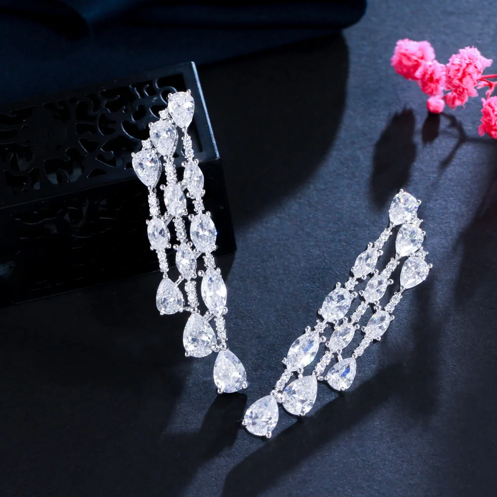 CWWZircons 3-reihige geometrische Wassertropfen-Micro-Zirkon-Pavé-Ohrringe für Damen, lange Hochzeits-, Braut-, Party- und Verlobungs-Ohrringe, Großhandel E0733 – Detail 4