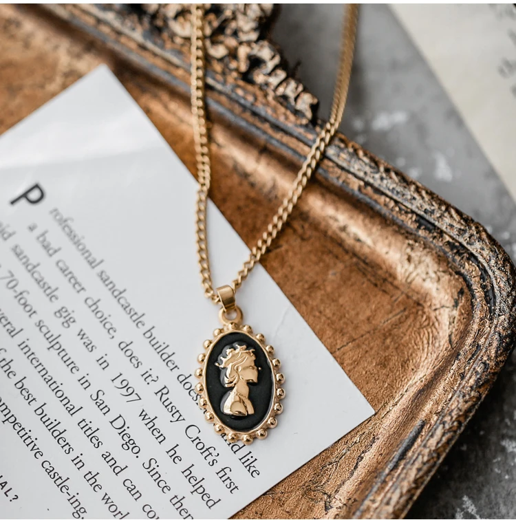 2021 Not Fade Epoxy Black Enamel Elizabeth Baroque Pendant Necklace Long Vintage Titanium Steel 18 K Gold Plated Chain Woman