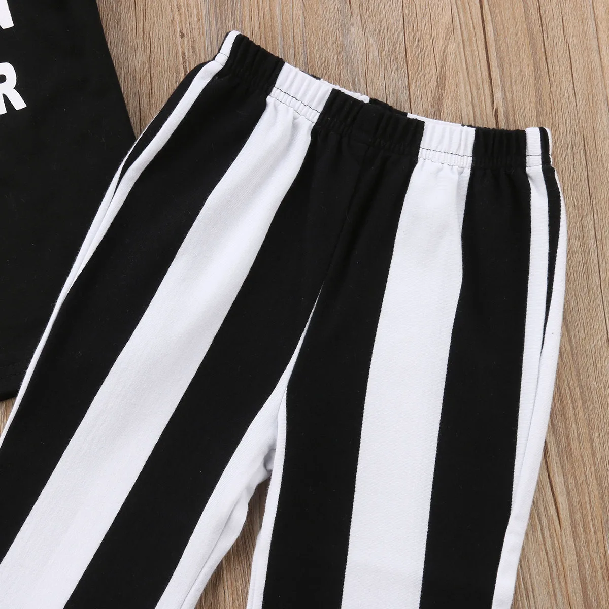 Conjunto de ropa de 2 piezas para niñas pequeñas, camisetas negras de manga corta de pétalos, Tops, pantalones acampanados a rayas, trajes