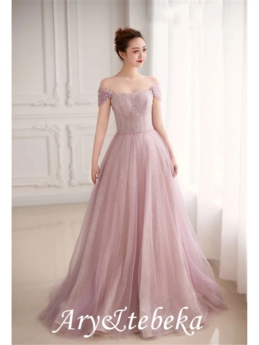 A-Line Glittering Elegant พรหมชุดราตรีอย่างเป็นทางการปิดไหล่แขนสั้นกวาด/แปรง Tulle กับ Pleats เลื่อม2021