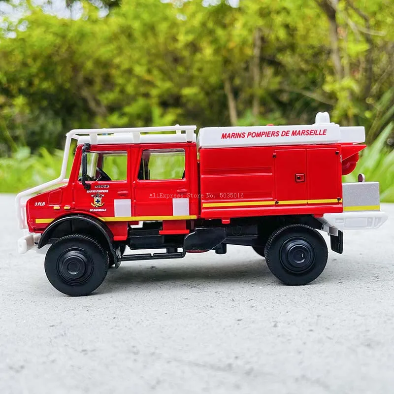 Bburago 1:50 Mercedes-Benz U5023 fire truck engineering vehicle die-casting metal children\'s toy gift simulation alloy car