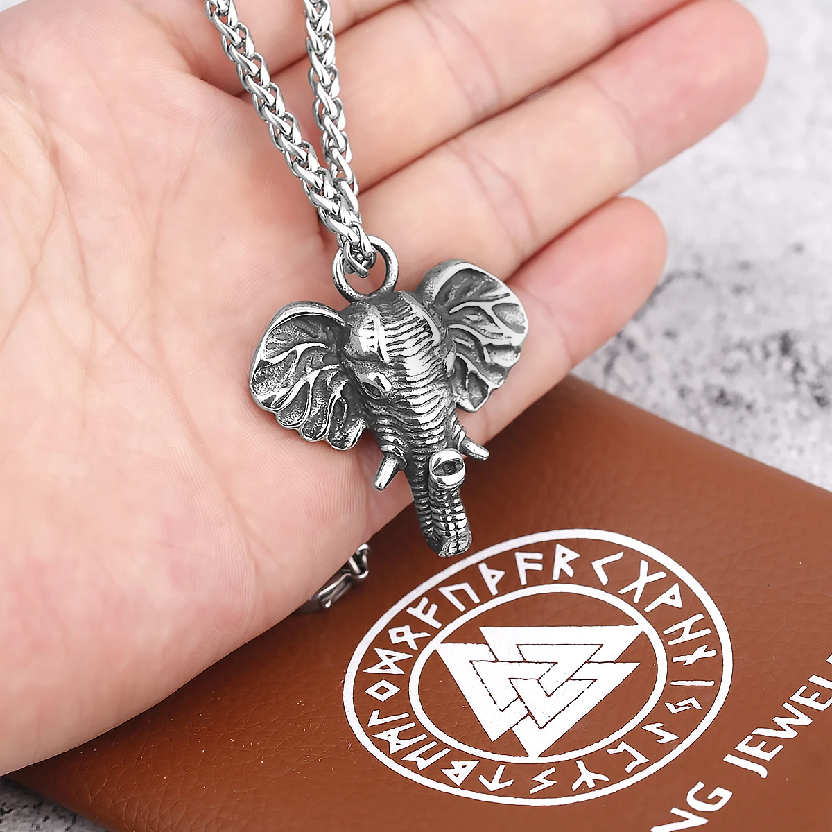 Vintage Titanium Steel Material Mascot God of Wealth Necklace Pendant Elephant Unisex Sweater Chain Gift Jewelry Wholesale