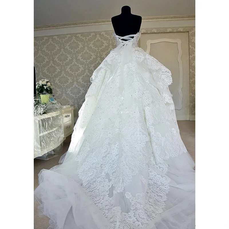 2025 Vestidos de novia de encaje hinchados de lujo Perlas con gradas Sweetherat Corte Tren Vestidos de novia de talla grande hechos a medida