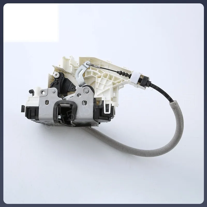 It is suitable for Auto accessories 1667200135 side door lock left front auto parts central control latch straight