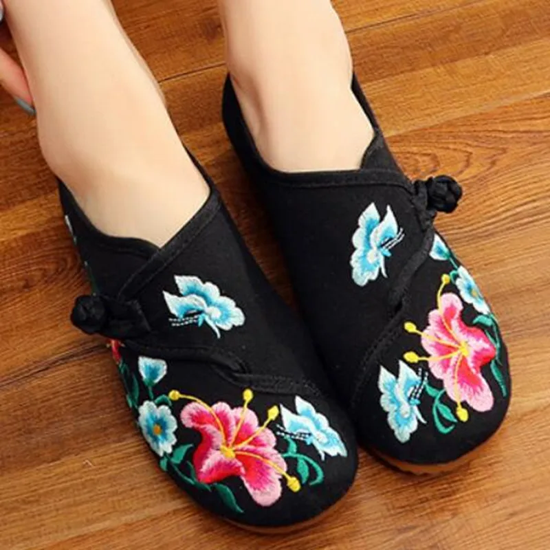 Kwiatowe haftowane buty dla kobiet Vintage Casual Loafers Canvas Dance Performance Shoe Ethnic Pumps Ladies Slingbacks Sandals