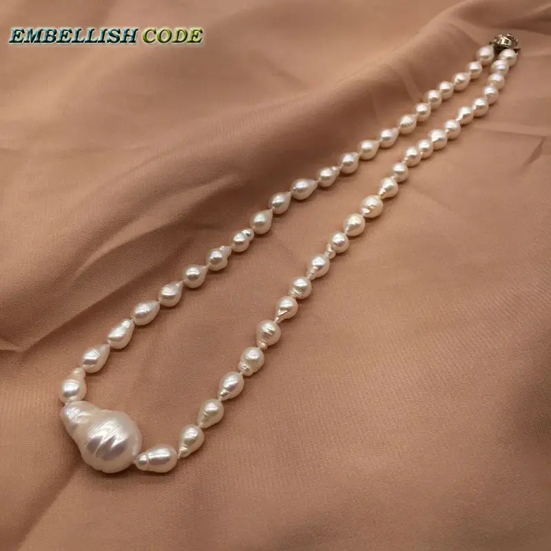 NEW Design Charming Choker Necklace Biggest In Middle Baroque Fireball Pearl Freshwater Small Pearls Chain With Queen Pendant