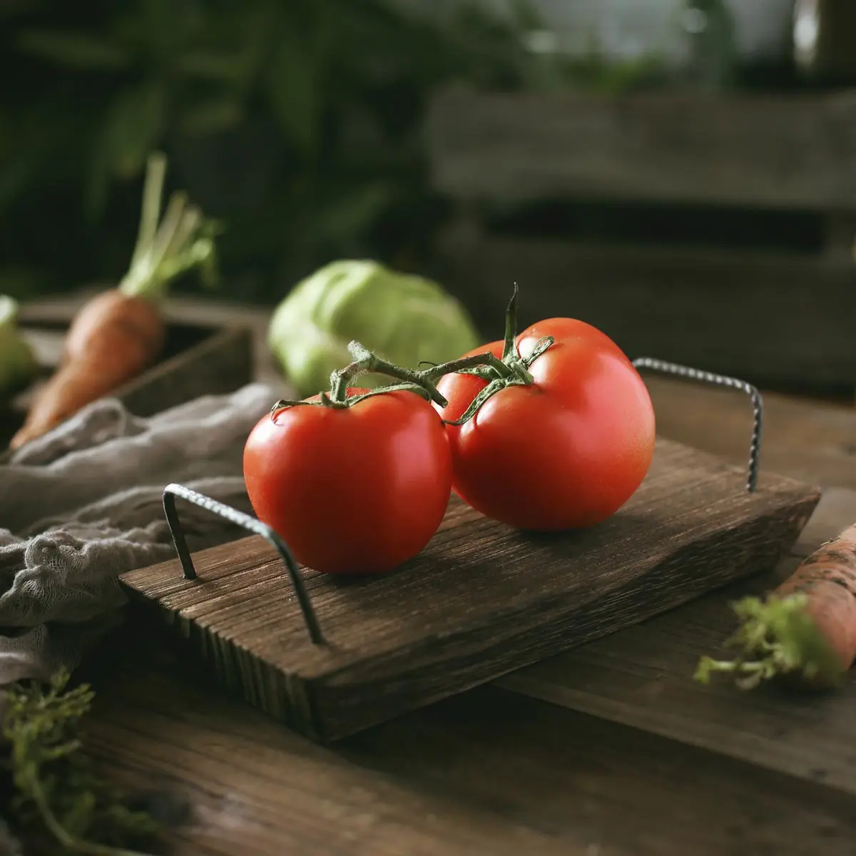Bandeja antigua de madera con mango de hierro para té de la tarde, fruta, café, pan, comida rústica hecha a mano, accesorio de fotografía