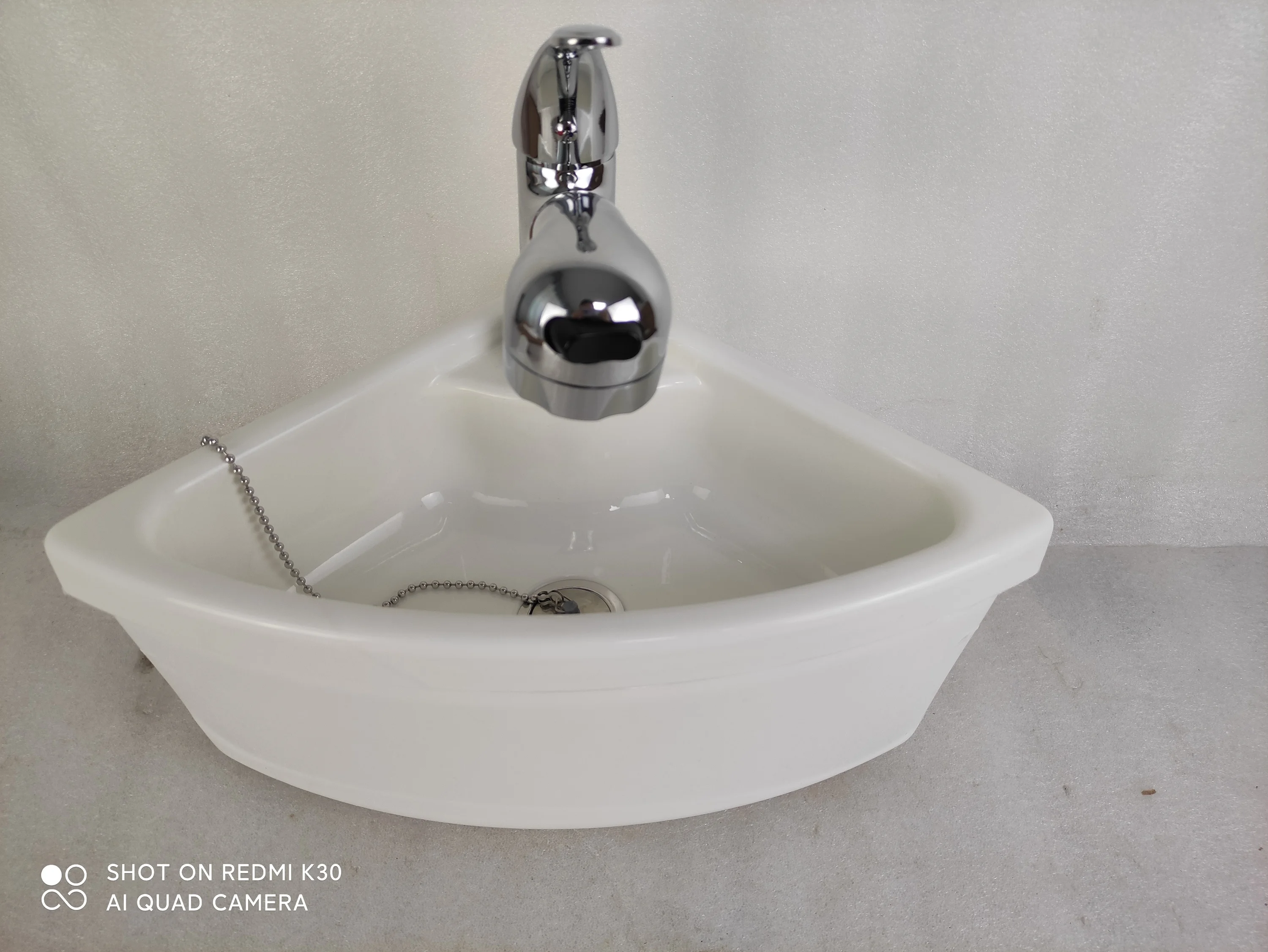 Y014 Modeli: 280x280x180 mm Beyaz Akrilik Üçgen Mutfak Lavabosu – Yolculuklarda Pratik ve Dayanıklı Çözüm