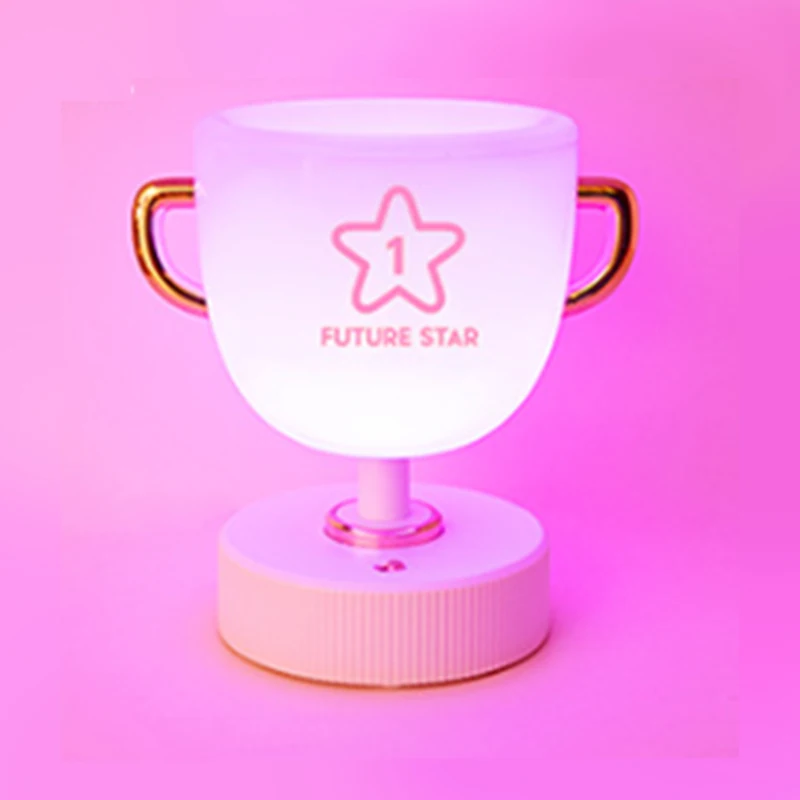 Trophy ไฟกลางคืน LED ผู้ถือปากกาโคมไฟตั้งโต๊ะ Creative USB รีโมทคอนโทรลที่มีสีสันบรรยากาศเดสก์ท็อป Creative Trophy Light