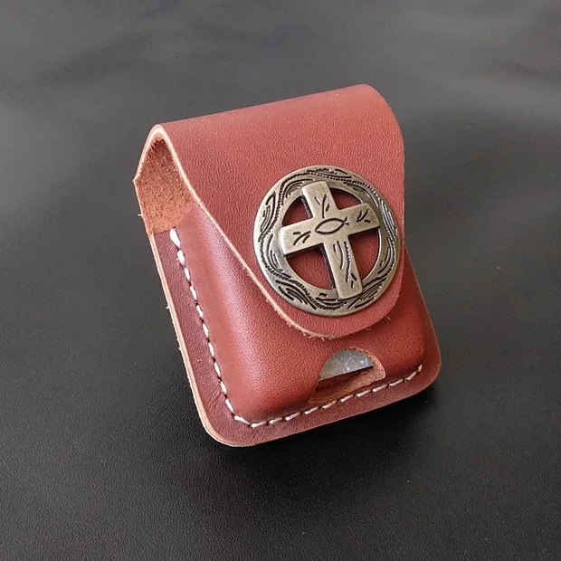 Универсальная крышка зажигалки с полым значком и кнопкой для зажигалки Zippo, вышитая вручную воловья кожа, коричневая Универсальная крышка зажигалки с полым значком и кнопкой для зажигалки Zippo, вышитая вручную воловья кожа, коричневая