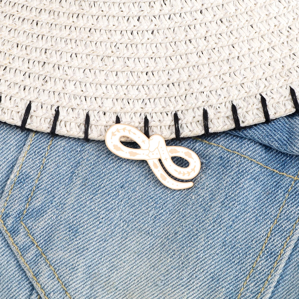 Circling Snakes Brooch Pins Black White Animal Enamel Badge Hat Backpack Denim Lapel Pin Buckle Jewelry Gift For Friends Couples