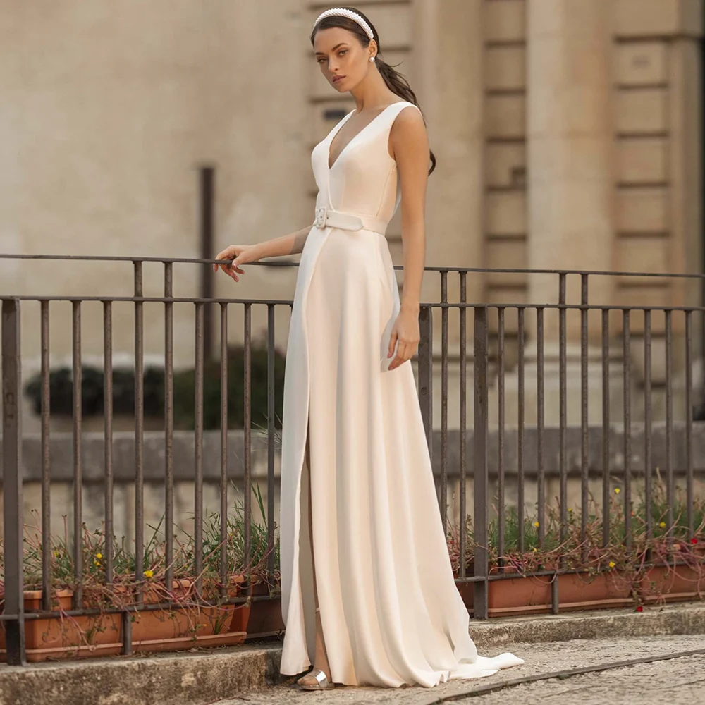 Charmante robe de mariée ligne a, sans manches, longueur au sol, avec traîne, col en v, avec ceinture, haute qualité