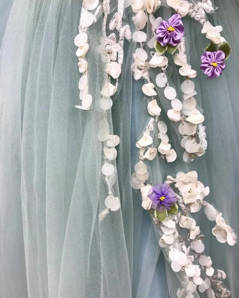 เซ็กซี่ชุดราตรียาว V คอ Appliques ดอกไม้ด้านหน้าแยก Tulle ที่กําหนดเองสีเขียวพรหมชุดสําหรับงานปาร์ตี้การสําเร็จการศึกษา