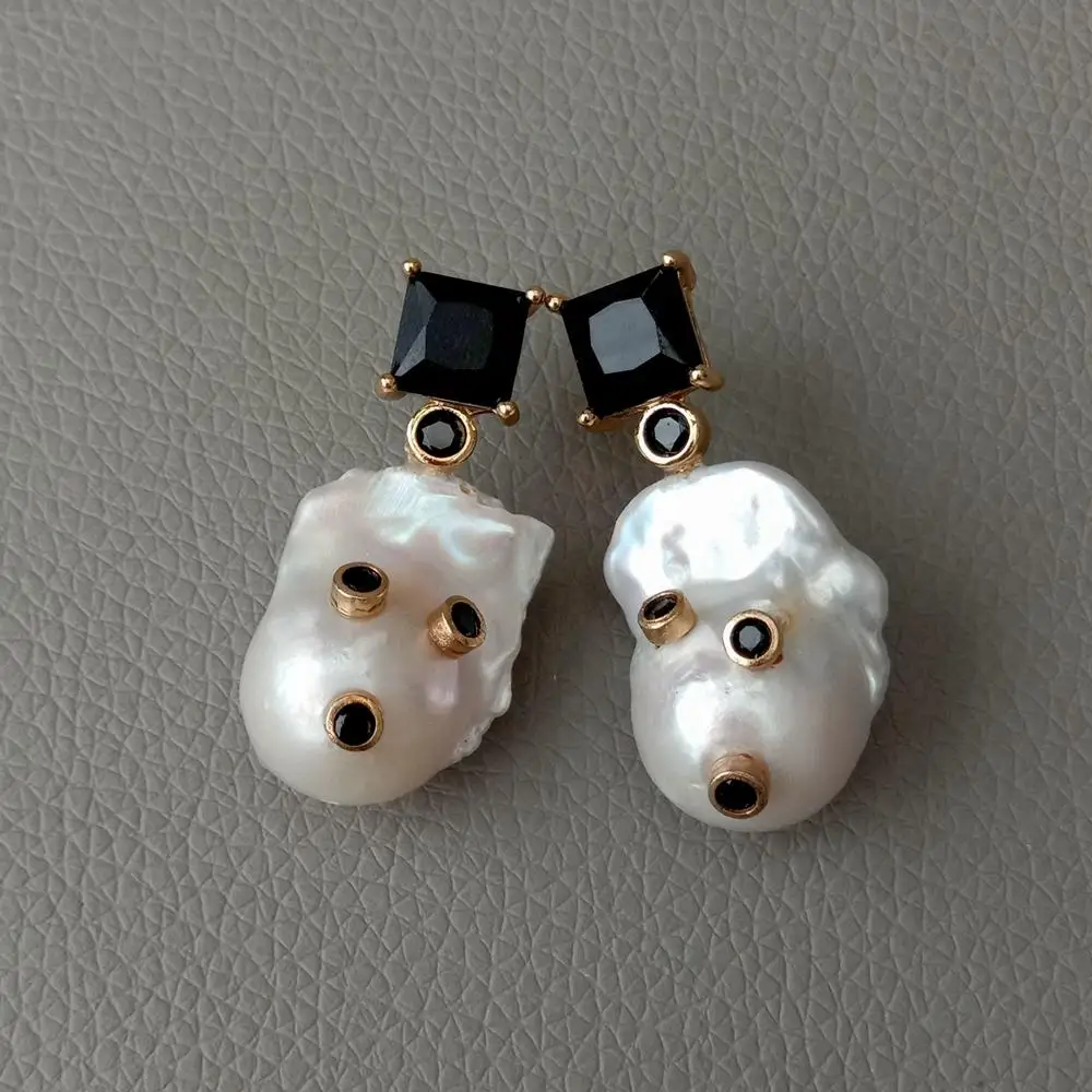 

YYGEM White Nucleated Flameball Baroque Pearl Black Square Cz Stud Earrings