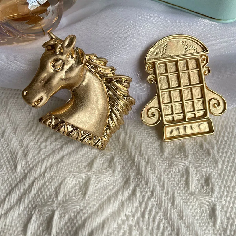 2022 New Exaggerated Vintage Palace Horse Head Window Metal Brooch Pin Badge For Women Clothes Scarf Hat Decoration Jewelry Gift