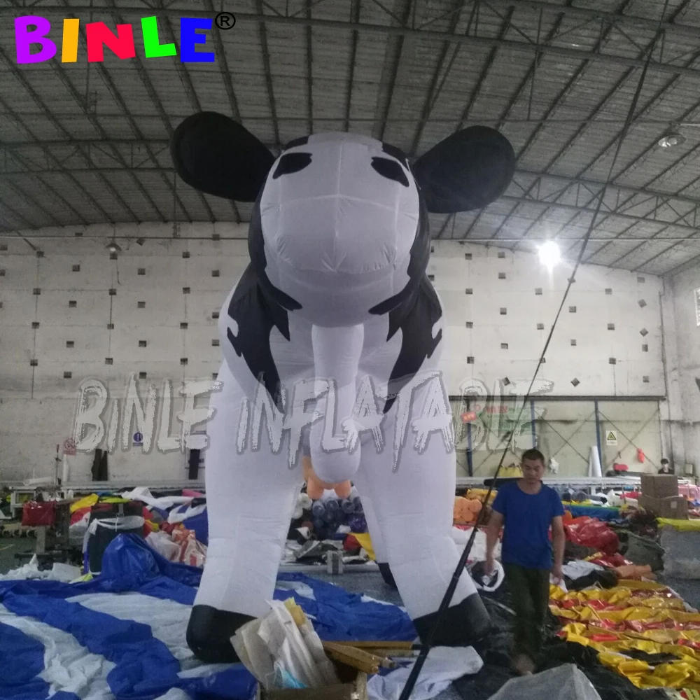 Vache à Lait Gonflable Blanche et Noire Personnalisée de 6m de Long, avec de Gros Seins, Dessin Animé de Mascotte d'Animaux de Ferme pour la Publicité Extérieure