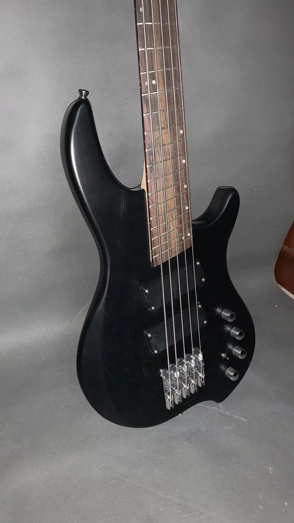 High-end custom inclined 5-string bass, matte black body, Inclined fingerboard, 34-inch treble, 37-inch bass, chrome plated hard