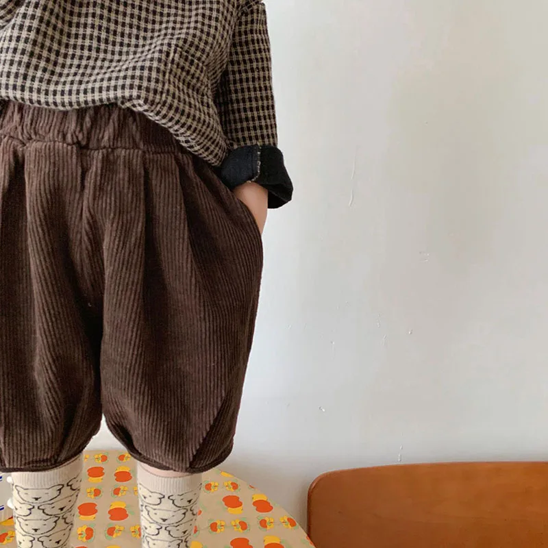 Pantaloni di velluto a coste per ragazzi e ragazze al ginocchio pantaloni per bambini alla moda