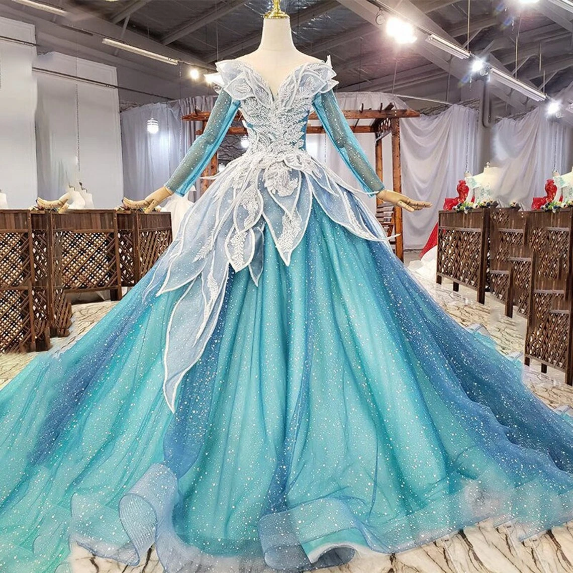Niebieska księżniczka błyszcząca kostium królowej suknia ślubna z długim rękawem długi pociąg Cosplay z ramienia sznurowana suknia ślubna