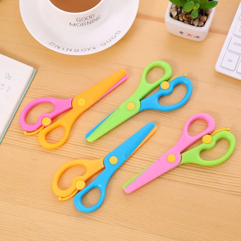 New 1Pcs 137mm Mini Safety Round Head Plastic Scissors Student Kids Paper Cutting Minions Supplies for Kindergarten School