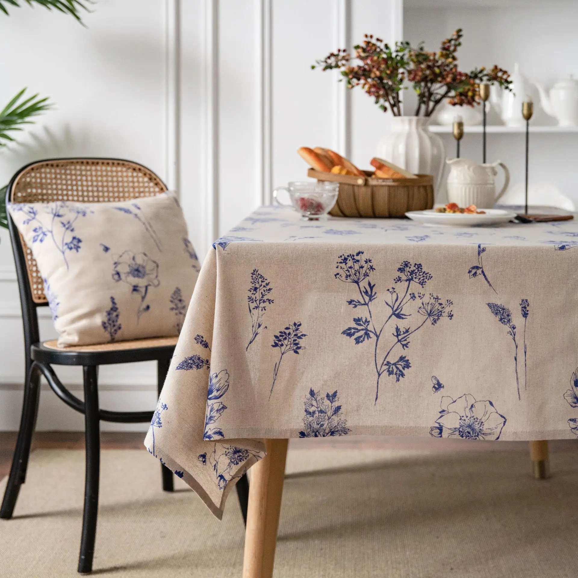 Blue Floral Leaves Bee Table Cloth Rectangle Home Kitchen Dining Table Cover Linen Tablecloth Coffee Table for Living Room Nappe