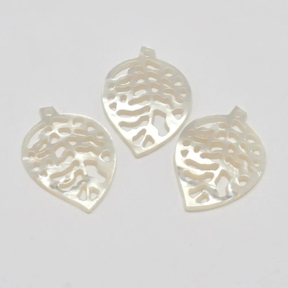 5 pezzi pendenti conchiglia in madreperla naturale bianca, gioielli con ciondolo a forma di foglia di Monstera che fanno 28 ~ 31x28 ~ 30x2 ~ 3.5mm, foro: 1.5 ~ 2mm