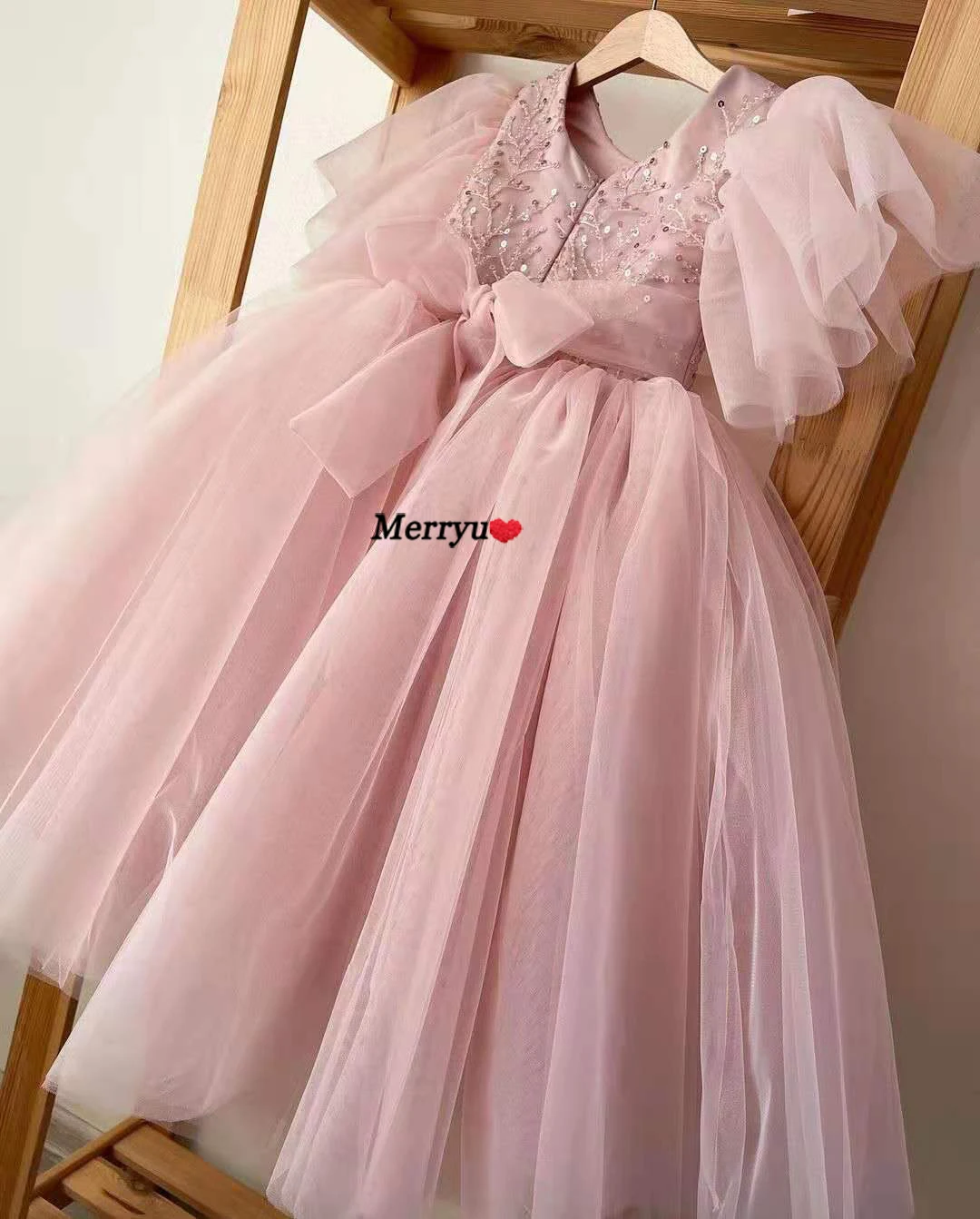 Einfache Ballkleid Knie-Länge Blumen Mädchen Kleid Perlen Baby Mädchen Party Kleider Kurzen Ärmeln Puffy Erste Kommunion Kleid