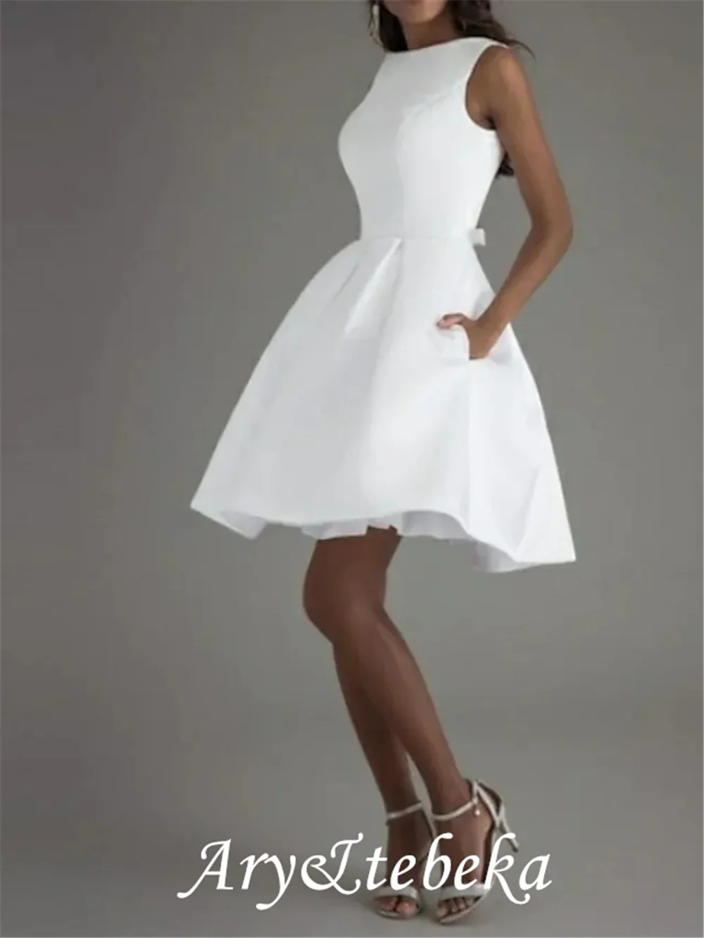 

A-Line Minimalist White Graduation Cocktail Party Boat Neck Sleeveless Knee Length Satin with Bow(s) Pleats 2021